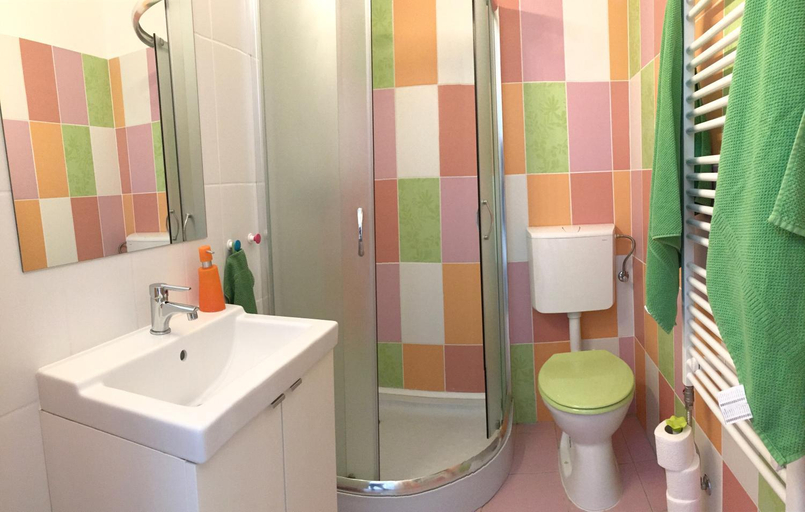 Bathroom 2, Budget Apartment by Hi5-Kiraly 99, Budapesti