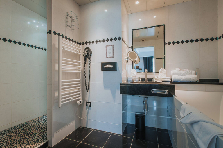 Bathroom 4, Henry II Hotel, Côte-d'Or