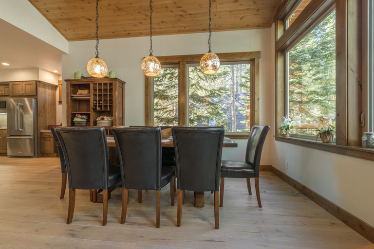 Others 3, Sawtooth by Avantstay Spacious Pine Tree Cabin w/ Hot Tub, Nevada