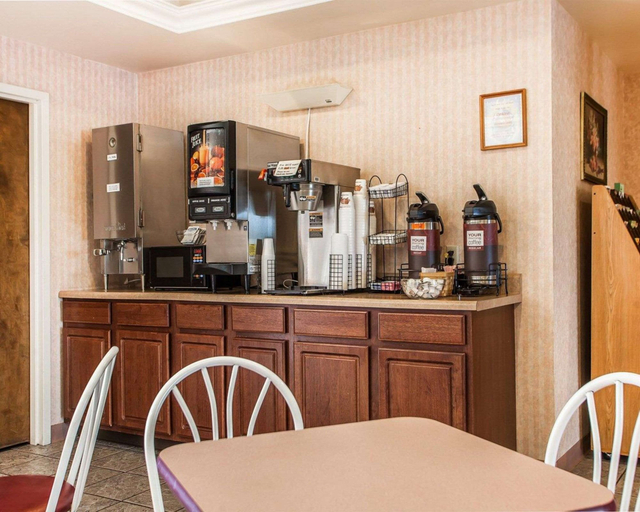 Food & Drinks, Quality Inn Midway, Berks
