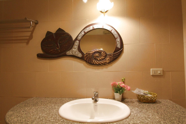 Bathroom 4, Baan Veerakit Guesthouse, Pulau Phuket