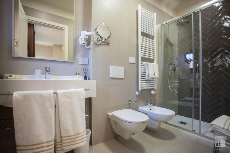 Bathroom 4, Hotel Cavour, Bologna