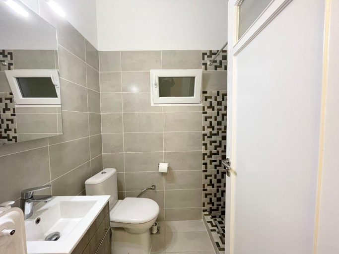 Shower 5, Faliro Apartments Next To The Beach, Attica