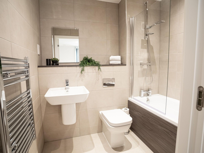 Bathroom, One-bedroom Close to Graves Park by Belvilla, Sheffield