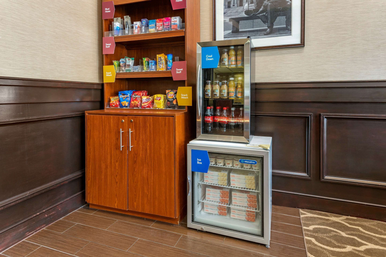 Food & Drinks 5, Comfort Suites Newark - Harrison, Newark