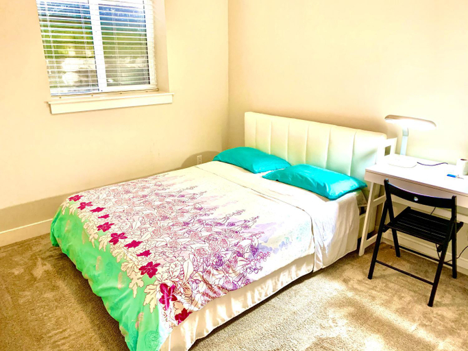 Others 4, Deluxe House, Greater Vancouver