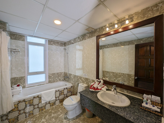 Bathroom 4, Dong Kinh Hotel, District 5