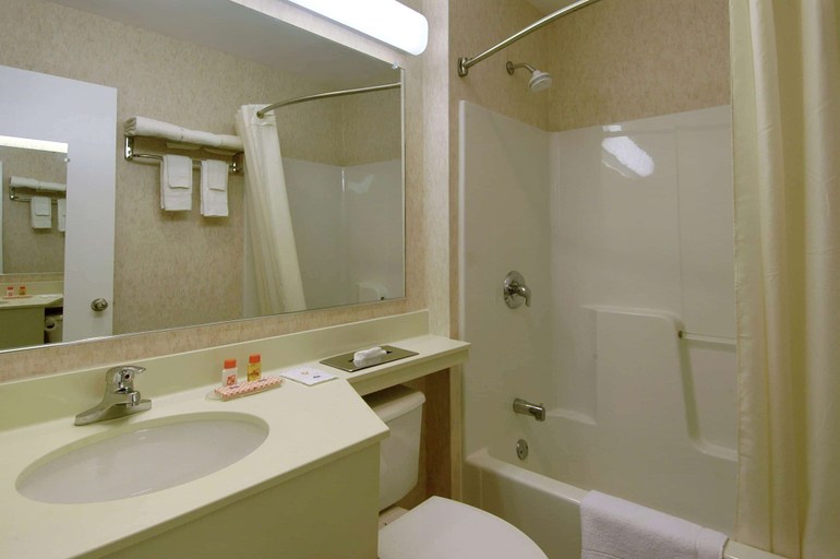 Bathroom 4, Howard Johnson by Wyndham Williamstown, Berkshire