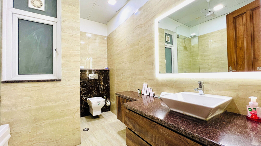 Bathroom 2, BluO Luxury Stay - Medicity - Balcony, Tub, TT, Gurgaon