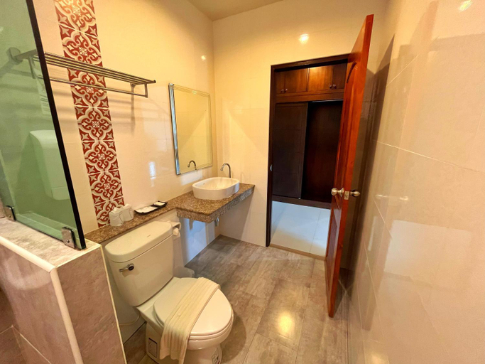 Bathroom 4, Peak Boutique City Hotel, Mueang Krabi