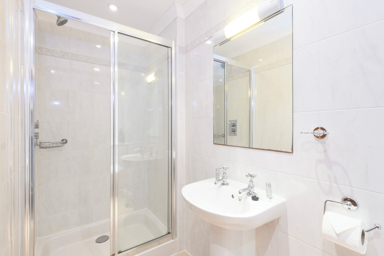 Bathroom 4, Beachcombers Apartments, Cornwall