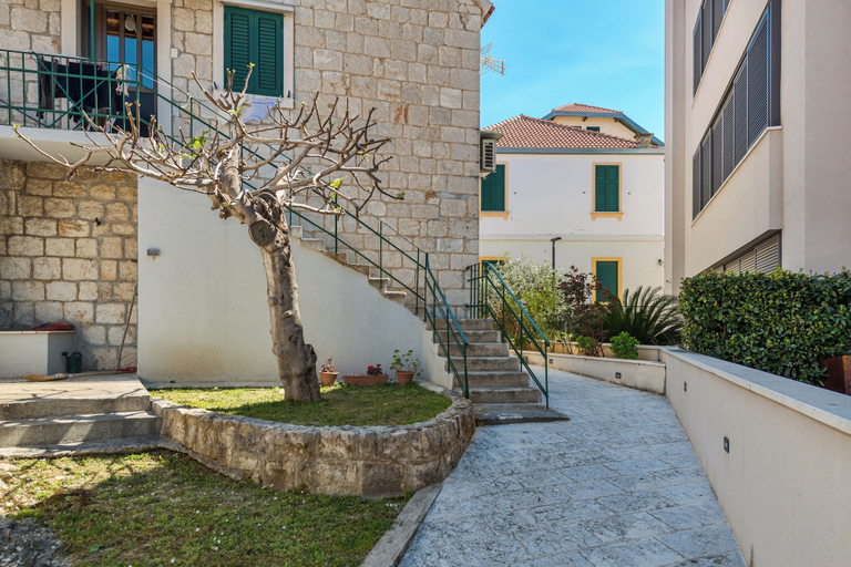 Exterior & Views 2, Funky Donkey, Split