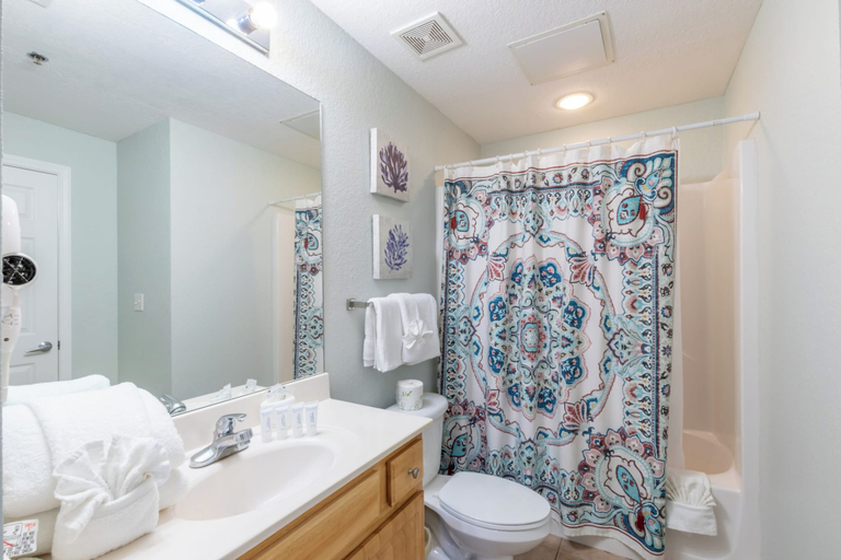 Bathroom 3, Crystal Shores West Condos by Hosteeva, Baldwin