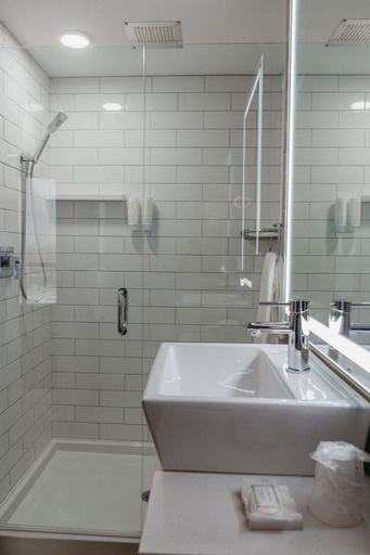 Bathroom 4, Clarion Lakeside Inn & Conference Centre, Kenora