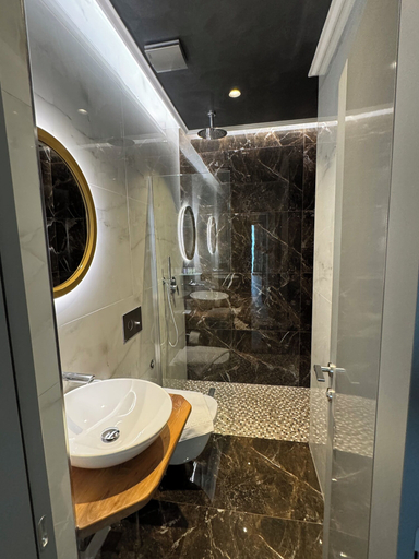 Bathroom 4, Hotel Utopia, Sarandës