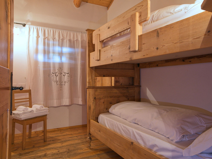 Bedroom 4, Cottage in Bellamonte With hot tub, Trento
