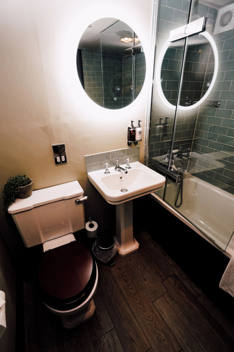 Bathroom 4, The George - Hathersage, Derbyshire
