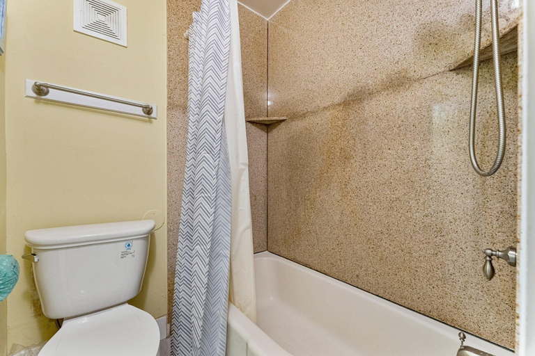 Bathroom 3, The Summit 1116, Bay