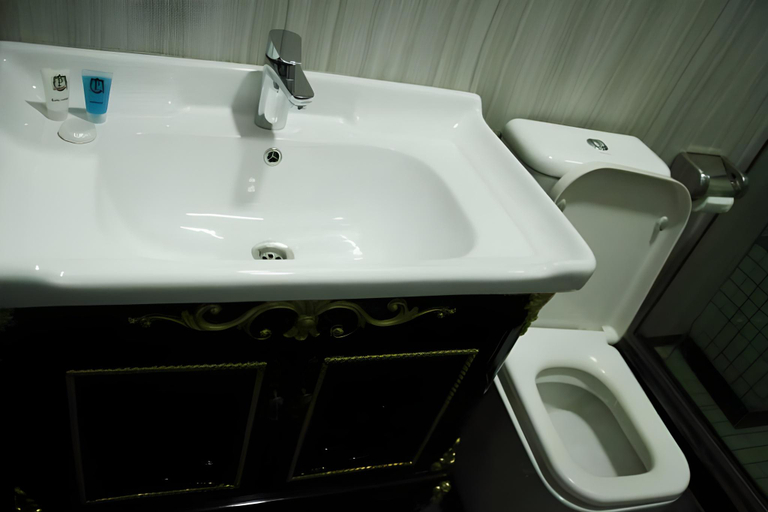 Bathroom 3, POSHLUX EXECUTIVE HOTEL, Ikpoba-Okha