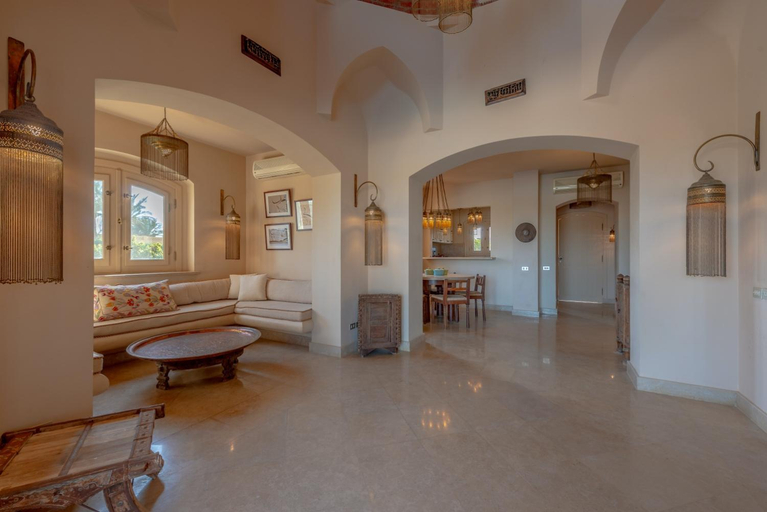 5, Chic 3BR Villa West Golf with Pool, Lagoon View & Guest House, Al-Ghurdaqah 2