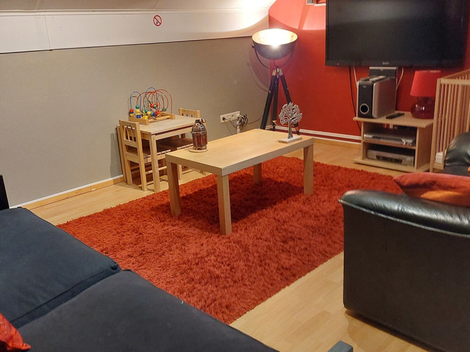 Others 4, Rustic Holiday Home with Sauna & Hot Tub in Wooded Area, Liège