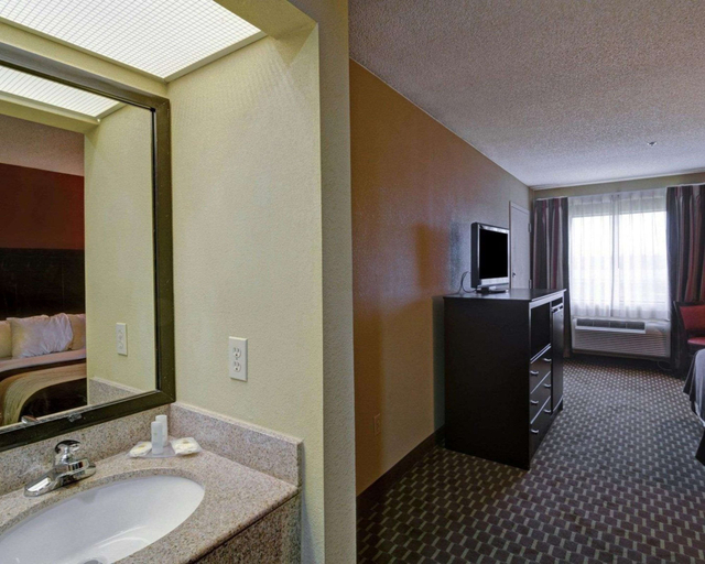 Bathroom 3, Quality Inn & Suites Pine Bluff, Jefferson