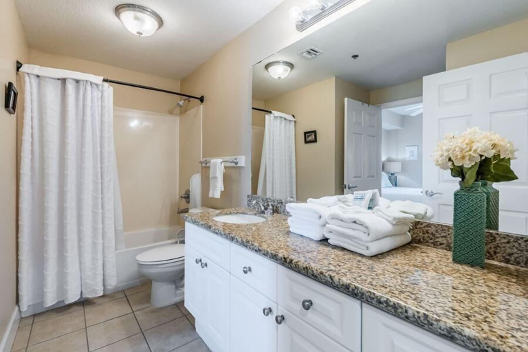 Bathroom 4, Seawind 1205, Baldwin