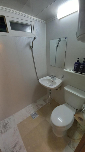 Bathroom 4, Moon on the Cloud Pension, Yeongwol