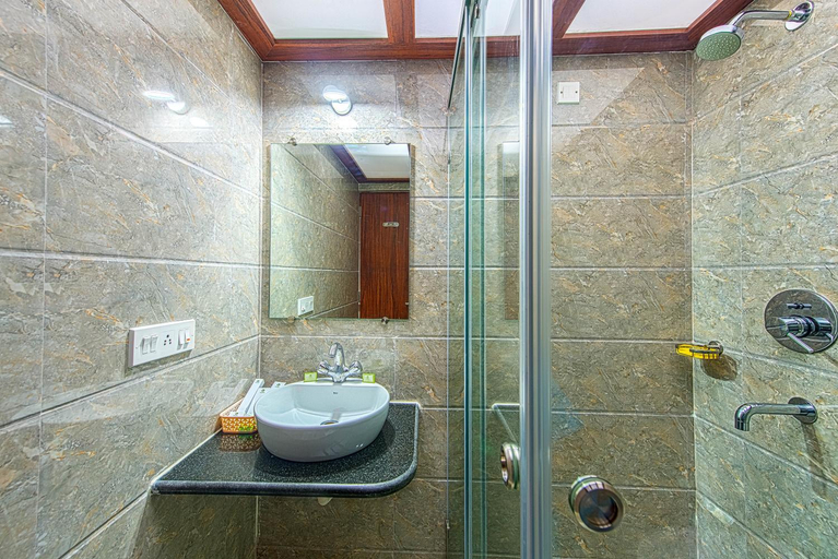 Bathroom 4, Treebo Globe International, Near Kalighat Mandir, Kolkata