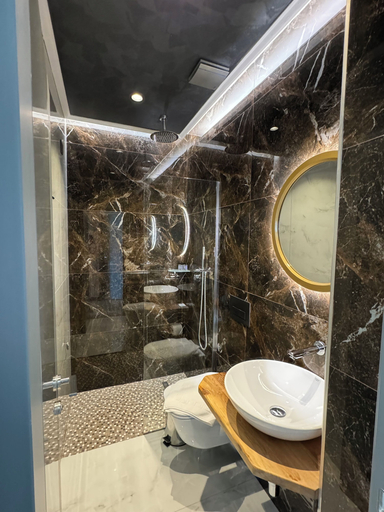 Bathroom 4, Hotel Utopia, Sarandës
