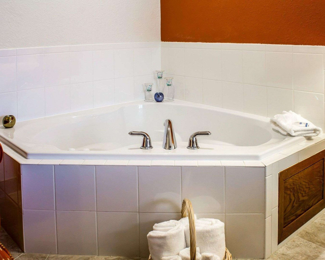 Bathroom, Rodeway Inn Milford, Dickinson