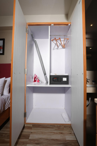 Bedroom 2, Hotel cliffton, Mumbai Suburban