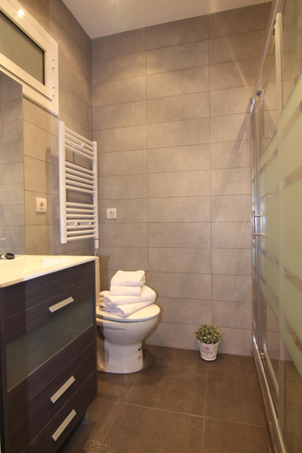Bathroom 2, FELIP - Spacious and quiet apartments & one with Terrace, Barcelona
