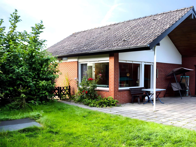 Exterior 4, Nordsee-ferienhaus mit Terrasse, Friesland