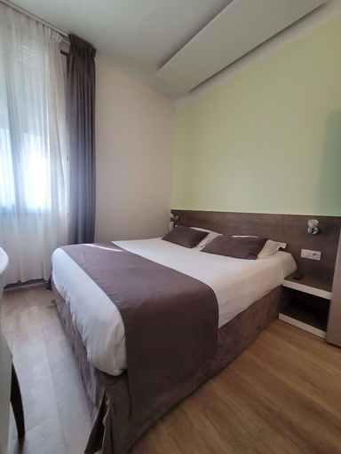 Bedroom 4, Kyriad Orange Centre, Vaucluse