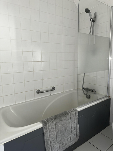 Bathroom 4, Inviting 2-bed Apartment in Poole, Poole