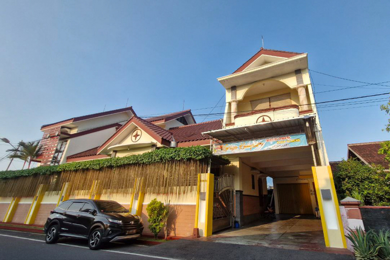 Exterior & Views 2, RedDoorz @Griya Kampar Madiun, Madiun