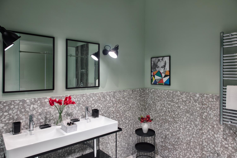 Bathroom 2, Lady Rose, Napoli