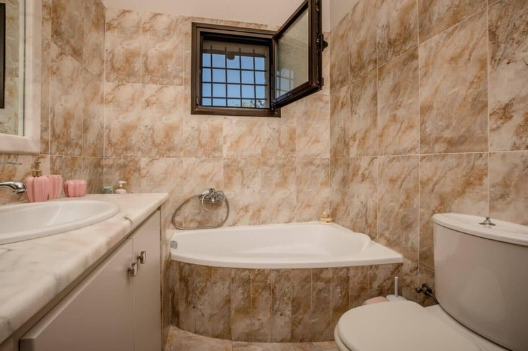 Bathroom 3, Casa di Pietra Elia, Crete