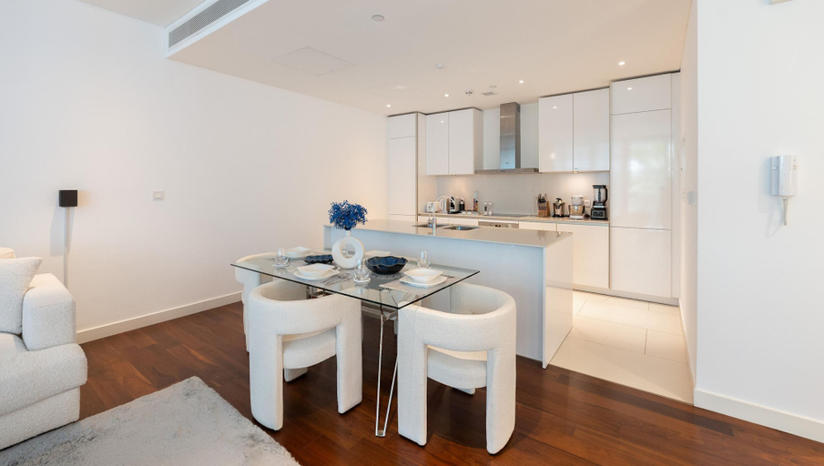 Room 3, Trendy City Walk Living w Pool View Balcony, Dubai