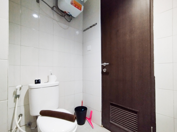 Bathroom 5, Spacious and Cozy 2BR Apartment Mekarwangi Square Cibaduyut By Travelio, Bandung