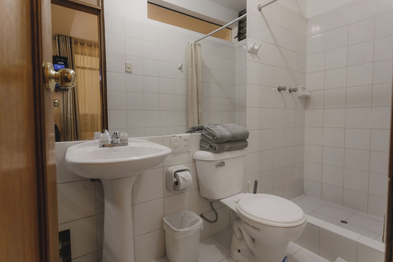 Bathroom, Quechua Aparhotel, Cusco