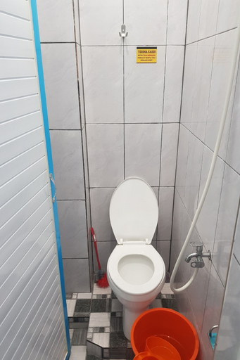 Bathroom 3, Hotel O Family Guesthouse, Medan