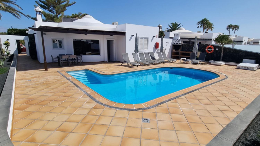 Exterior view 4, 4 bedroom Villa Mimi with private heated pool, Las Palmas