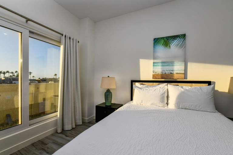 Bedroom 3, Luxury 2-bedroom Condo Right on the Strip in Palm Beach