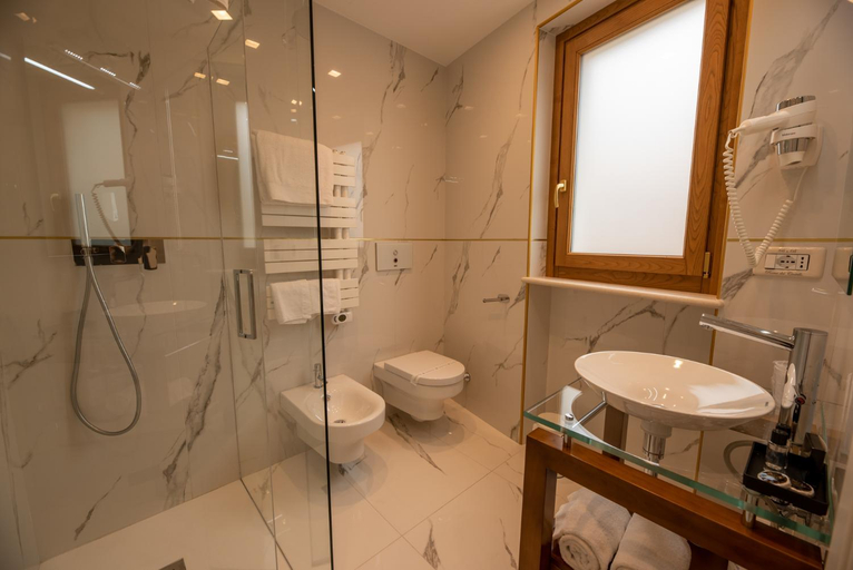 Bathroom 3, B&B Rocca del Civitillo, Teramo