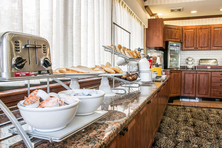 Food & Drinks 5, Comfort Suites Canton - Detroit, Wayne