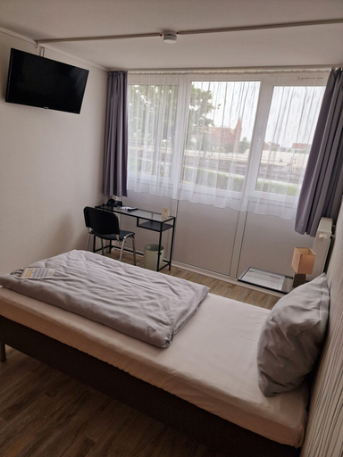 Bedroom 4, [BEE]VILLAGE MESSEHOTEL HANNOVER-LAATZEN., Region Hannover