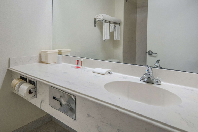Bathroom 4, Econo Lodge Weatherford, Parker