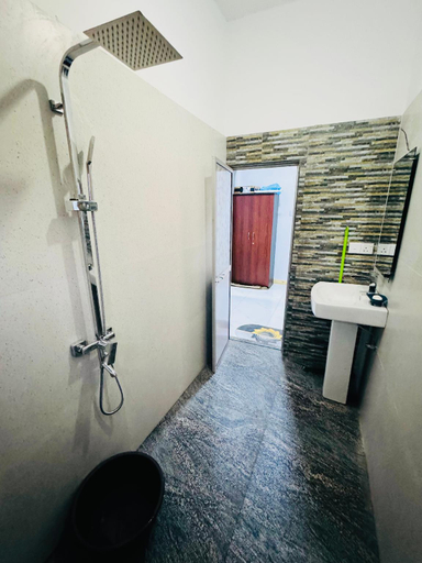Bathroom 4, Hilltop Cottage, Nuwara Eliya